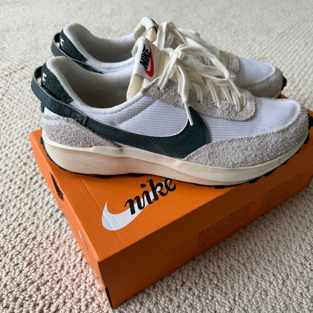 EUC Nike Waffle Debut Vintage Shoes - W10/M 8.5